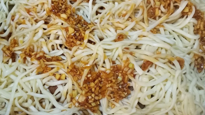 排骨豆角焖面,汁基本快收干的时候,倒入调好的汁