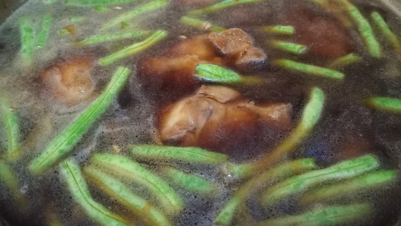排骨豆角焖面,锅内加入适量清水,量以没过食材为准,再放入炖肉香料(香叶、桂皮、花椒、大料、茴香),也可以买现成的。大火煮开之后转中火慢炖
