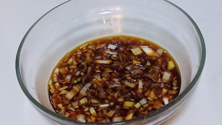 排骨豆角焖面,然后可以在炖肉的过程中调汁,最后用来浇在面条上。葱姜蒜末+清水+味精+生抽+醋,这个没有比例,根据自己的口味来调整