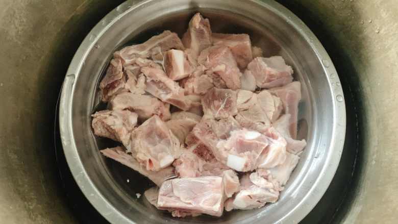 排骨豆角焖面,排骨洗净,加入清水,锅中炖出排骨汤一会儿备用。
