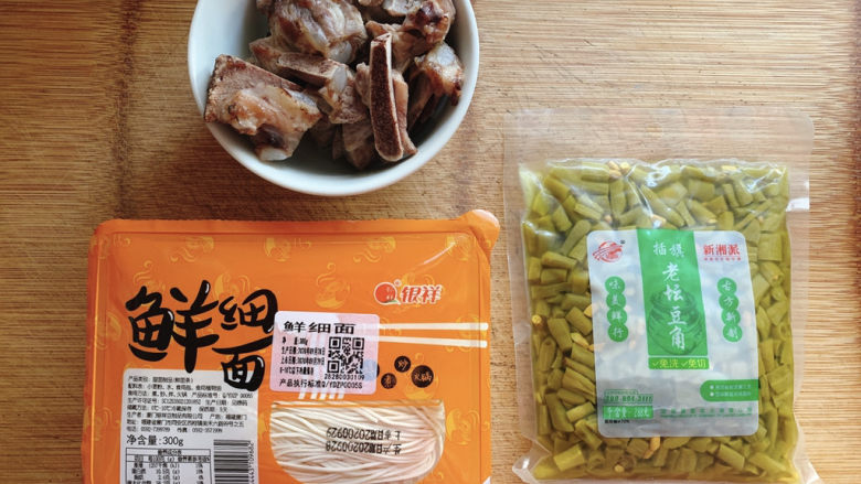 排骨豆角焖面,食材如图,所示示意。鲜细面、<a style='color:red;display:inline-block;' href='/shicai/ 3639'>豆角</a>、排骨~