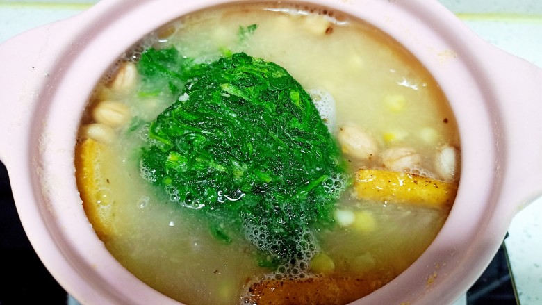 砂锅糊涂面条,转中小火煮15分钟 放入豆腐 鸡苗菜 鸡肉