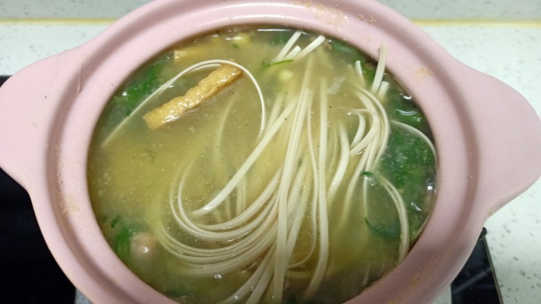 砂锅糊涂面条,放入面条