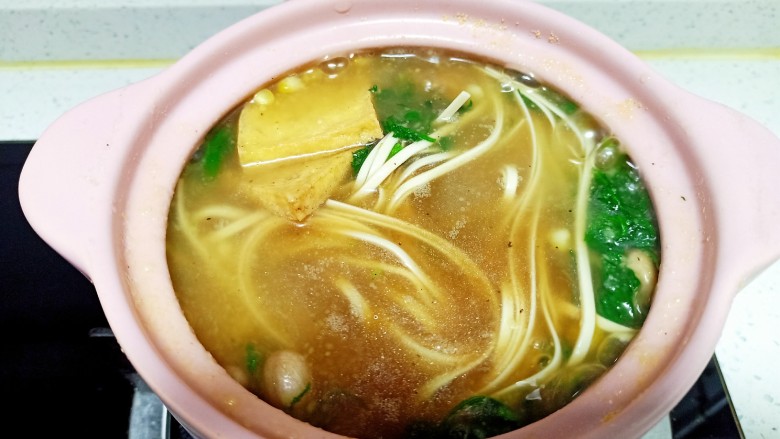 砂锅糊涂面条,面条煮至断生 放入<a style='color:red;display:inline-block;' href='/shicai/ 788'>生抽</a>