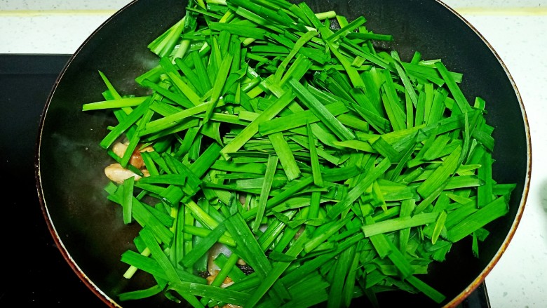 猪肉炒鸡苗菜 韭菜,加入韭菜