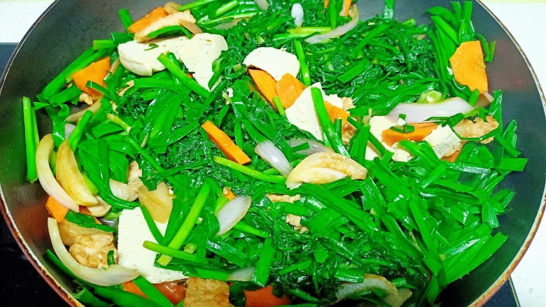 猪肉炒鸡苗菜 韭菜,翻炒均匀