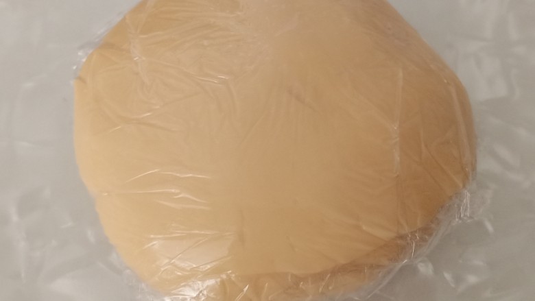 蛋黄莲蓉月饼,包上保鲜膜,放置一个小时备用