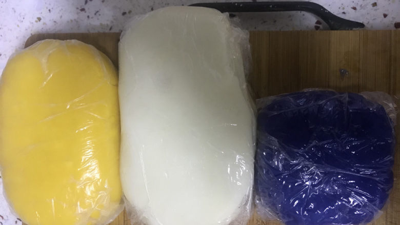 青花瓷奶黄冰皮月饼,冰皮,奶黄馅制作完成后裹上保鲜膜冰箱冷藏一小时