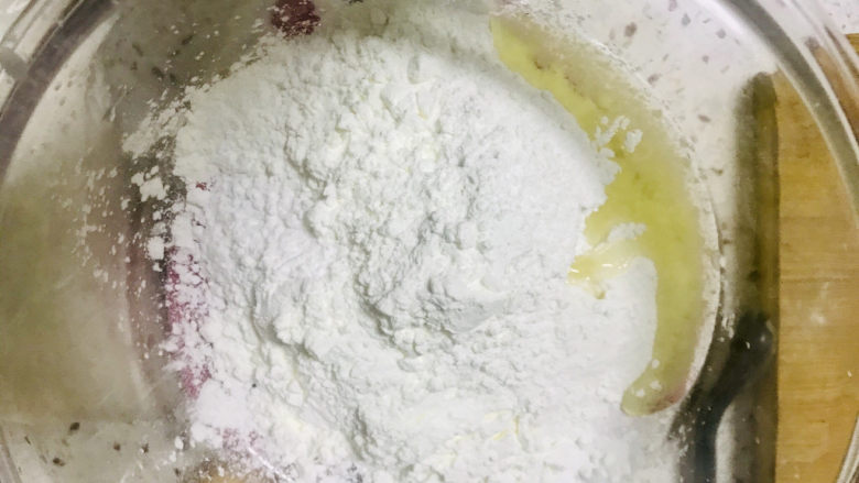 青花瓷奶黄冰皮月饼,白色冰皮:所有材料混合搅拌后加入<a style='color:red;display:inline-block;' href='/shicai/ 857'>植物油</a>