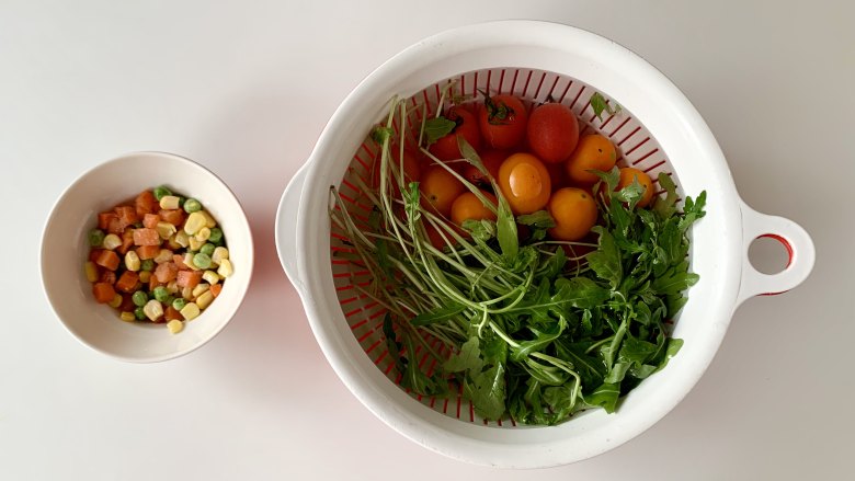 烤鸡胸肉蔬菜沙拉 ,把红橙两色的樱桃番茄和<a style='color:red;display:inline-block;' href='/shicai/ 158'>芝麻菜</a>洗净,冷冻什锦蔬菜粒拿出冰箱解冻。