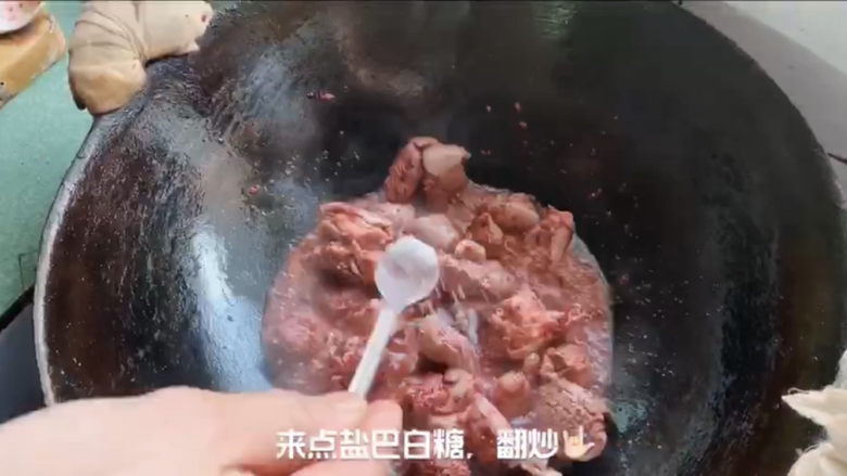 红烧羊排,加适量盐和糖调味。