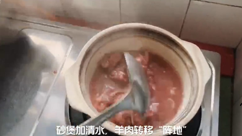 红烧羊排,转移到砂锅,加适量清水还是焖煮。