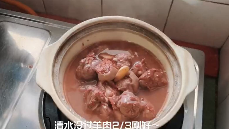 红烧羊排,加清水,没过羊排肉2/3位置