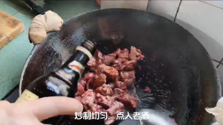 红烧羊排,翻炒均匀之后,加老酒也就是料酒提香去膻。