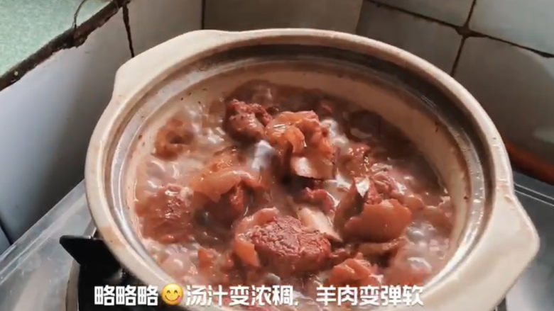 红烧羊排,小火慢炖,汤汁变浓稠,羊肉软烂即可