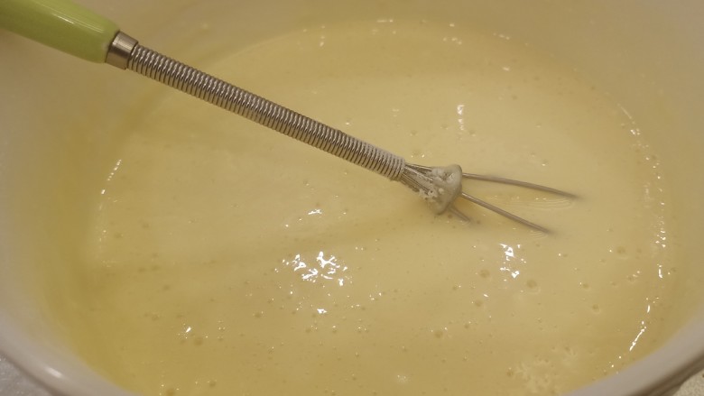 奶黄流心月饼,搅拌均匀后把面糊过筛,去除面糊中的面疙瘩。