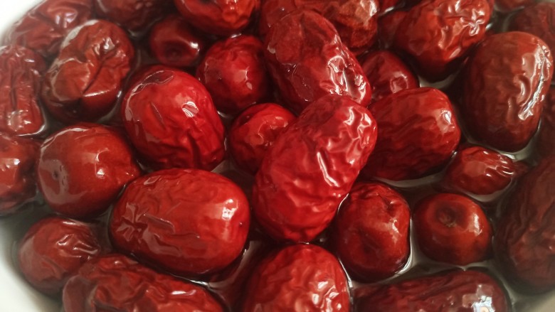 桃山皮枣泥月饼,<a style='color:red;display:inline-block;' href='/shicai/ 2471'>大枣</a>用清水洗净,浸泡一会表皮略微发软