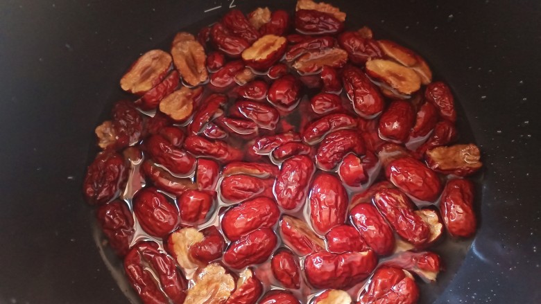 桃山皮枣泥月饼,把大枣放进电饭煲中,加入清水,水量是高出大枣2厘米左右。宁多勿少,主要看大枣的干湿程度