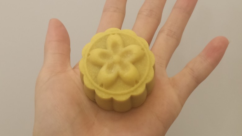 桃山皮枣泥月饼,桃山皮20一个的剂子,枣泥30一个的剂子,包好。压模