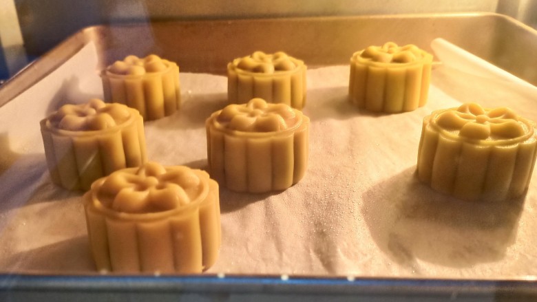 桃山皮枣泥月饼,月饼放入提前预热好的烤箱中层,160度烤10-15分钟。注意表面不要上色,只需定型即可。