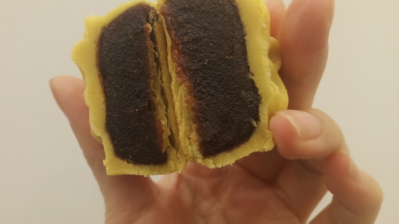 桃山皮枣泥月饼,如果自己吃,不用烤箱也可以直接吃。桃山皮既可以直接食用也可以烤过食用,枣泥提前炒过了也可以直接食用。只是烤过的月饼保存时间更长一些,而且更加定型。
