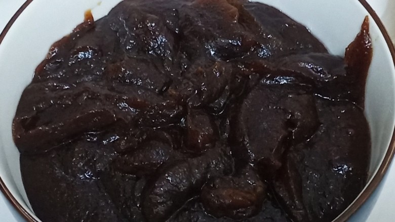 桃山皮枣泥月饼,炒至枣泥成团,不粘刮刀为止。贴着枣泥盖上保鲜膜,等待晾凉