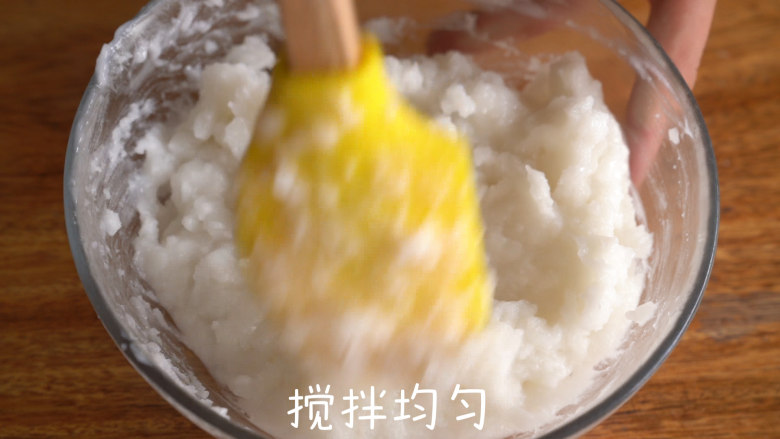 大米加水烤出来的米饼,面糊中加入100ml的清水,搅拌均匀。