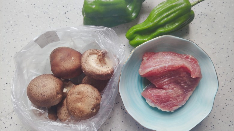 香菇肉片,首先我们准备好所有食材