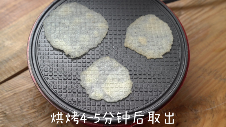 大米加水烤出来的米饼,最高温烘烤4-5分钟后取出,置于晾架晾凉。