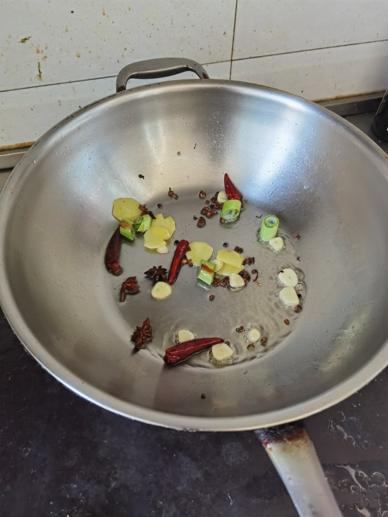 民间手把手《红烧鲫鱼》,下葱姜蒜辣椒八角大料,出香后下鱼。