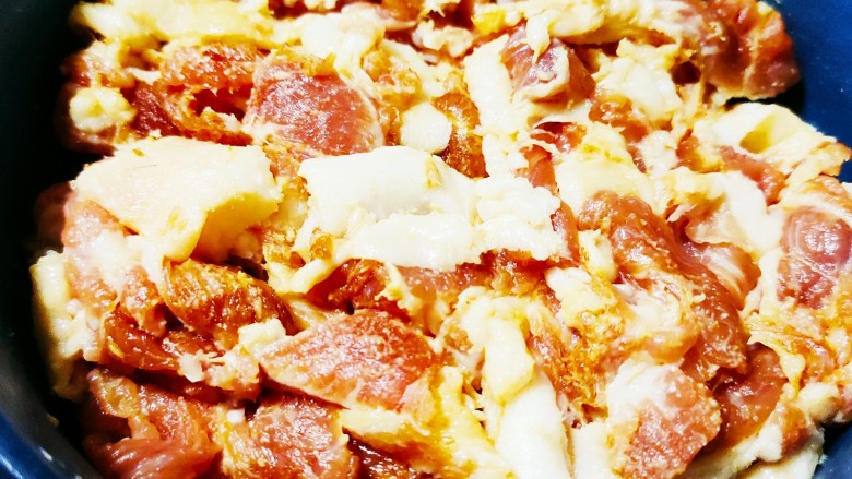 香菇肉片,加入<a style='color:red;display:inline-block;' href='/shicai/ 788'>生抽</a>,盐,玉米淀粉抓拌均匀
