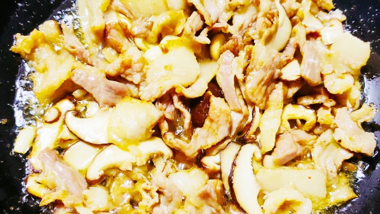 香菇肉片,加入盐,生抽和<a style='color:red;display:inline-block;' href='/shicai/ 718'>料酒</a>,大火翻炒