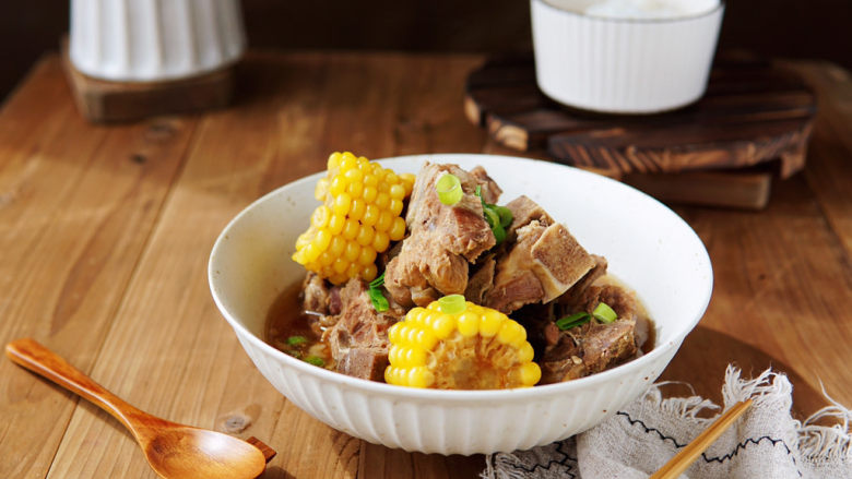 玉米烧排骨,这道肉骨汤,吃排骨啃老玉米,汤鲜味美,骨酥肉烂又不柴,老玉米即清甜,又有排骨的肉香,美味可口。