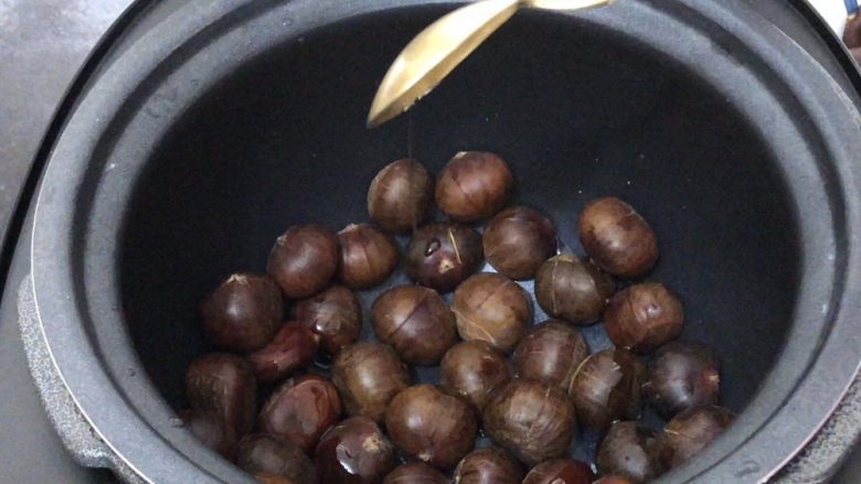 糖炒板栗,准备好一个电饭煲,放入板栗,倒入一小勺油提亮