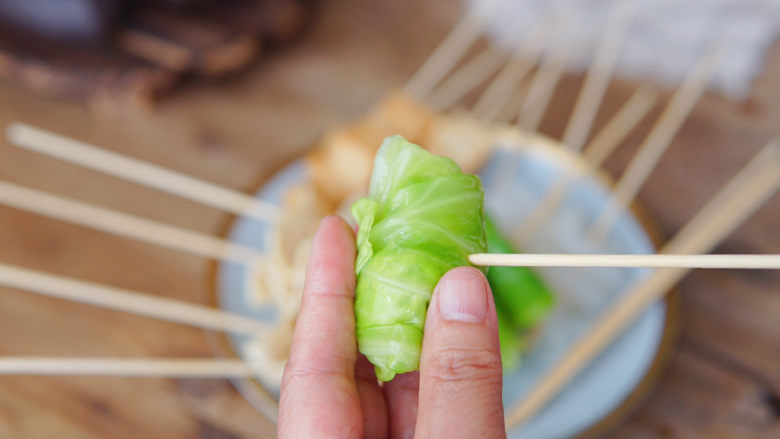 关东煮,包菜折叠，再卷成卷，串串