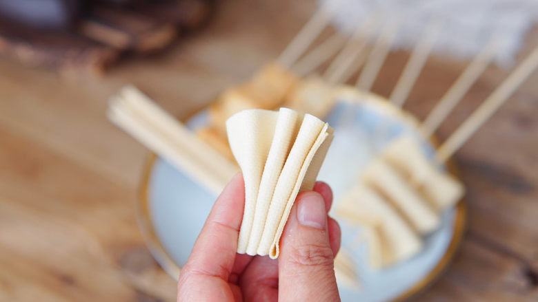 关东煮,豆皮折叠成风琴装,串串