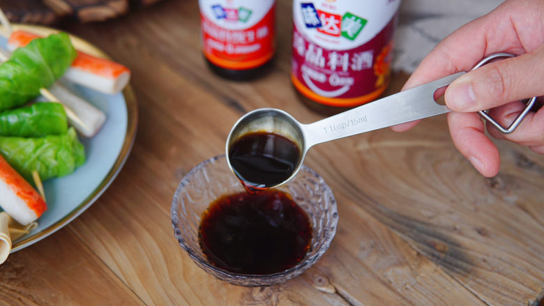 关东煮,准备底料,<a style='color:red;display:inline-block;' href='/shicai/ 788'>生抽</a>三汤匙,一汤匙约十五毫升