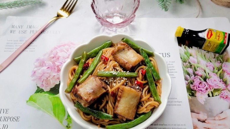 排骨豆角焖面,拍上成品图,一道美味又诱人的排骨豆角焖面就完成了。