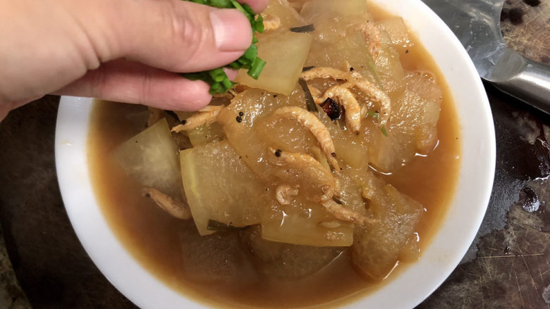 蚝油冬瓜,装盘,撒少许葱绿末即可