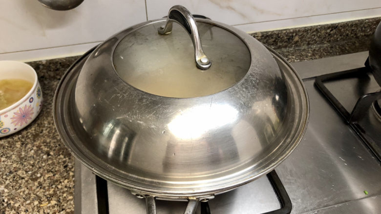 蚝油冬瓜,加盖,转小火,炖煮3分钟左右