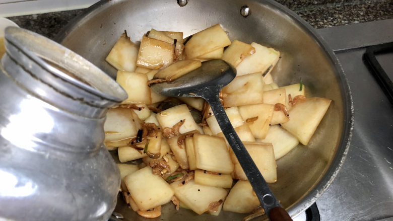 蚝油冬瓜,加入适量热水,没过冬瓜大半
