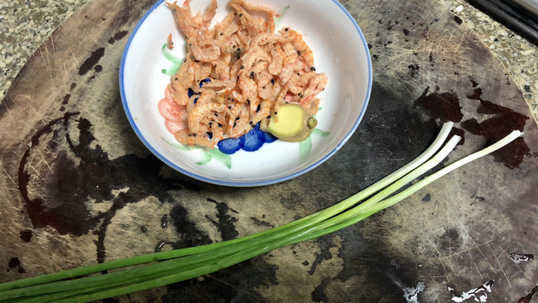 蚝油冬瓜,小葱洗净,姜搓洗干净