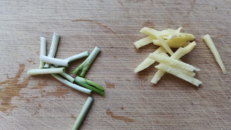 奥尔良鸡翅,葱段姜丝