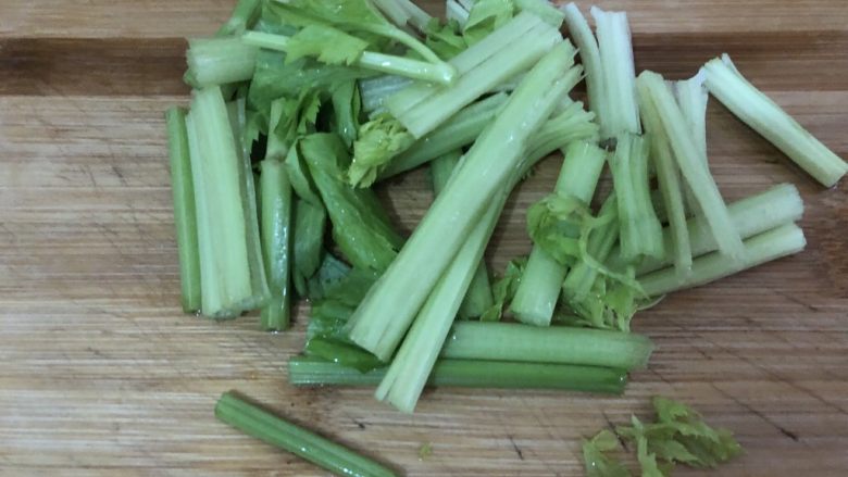 小炒牛肉,<a style='color:red;display:inline-block;' href='/shicai/ 167'>香芹</a>把老的叶子摘掉洗洗,切小段