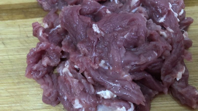 小炒牛肉,<a style='color:red;display:inline-block;' href='/shicai/ 216'>牛肉</a>洗洗,横纹切薄片