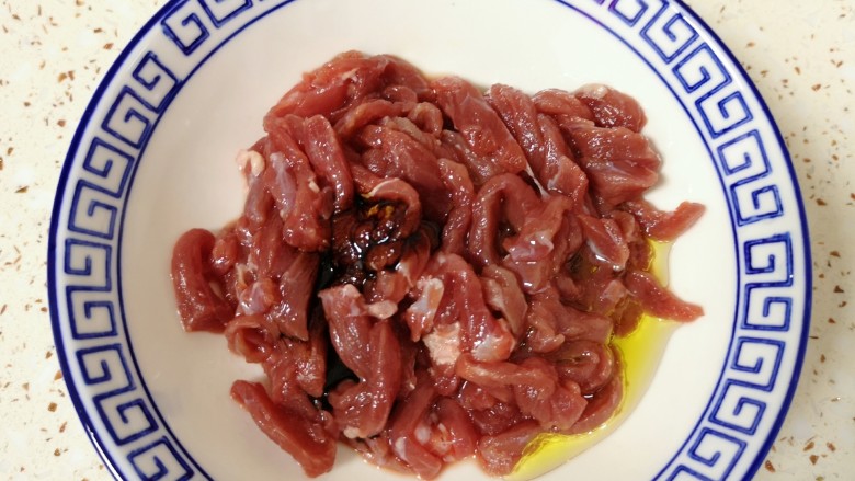 小炒牛肉,放入碗里，加入<a style='color:red;display:inline-block;' href='/shicai/ 762'>老抽</a>、<a style='color:red;display:inline-block;' href='/shicai/ 718'>料酒</a>和少许食用油。