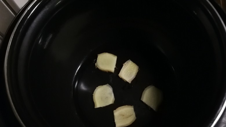 红烧肘子,取出压力锅内胆,<a style='color:red;display:inline-block;' href='/shicai/ 37'>姜</a>片铺底。