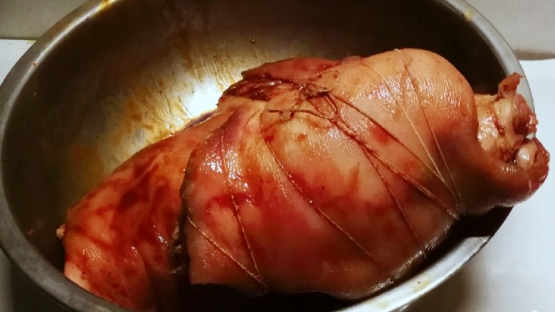 红烧肘子,用棉绳将肘子简单捆绑,定型。