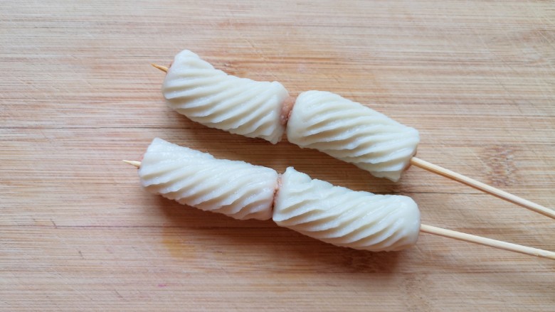 关东煮,包心鱼卷煮熟,穿成串。