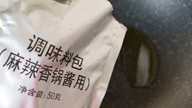 关东煮,锅里倒入少许食用油,加入麻辣香锅酱料。